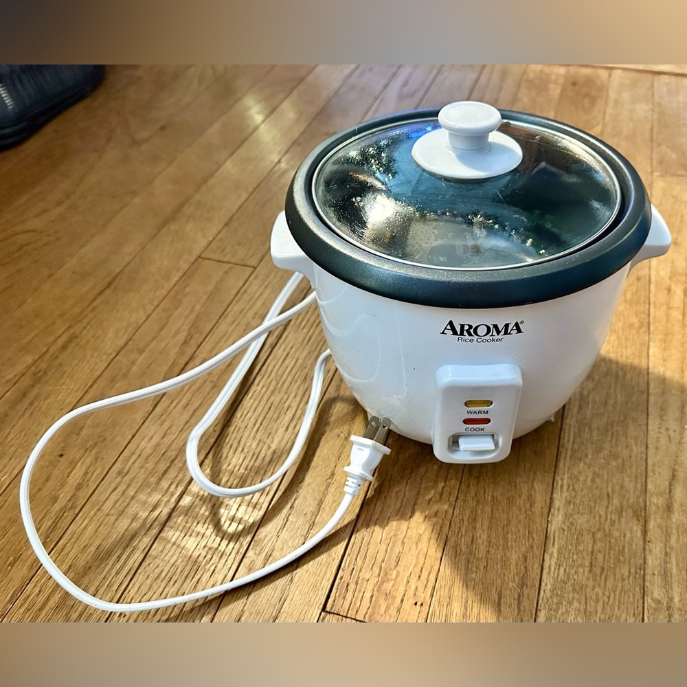 Aroma Home White and Black Electric Rice Cooker